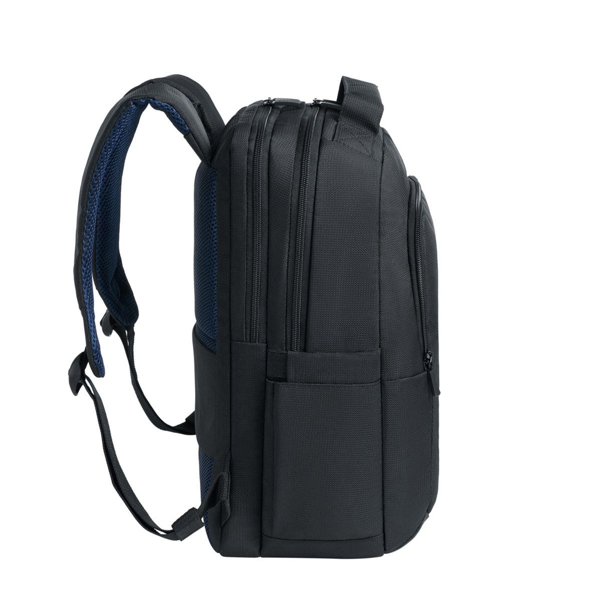 Ein schwarzer Rucksack mit blauen Akzenten. Er hat mehrere Reißverschlüsse und einen Griff oben. Die Träger sind blau und schwarz.
