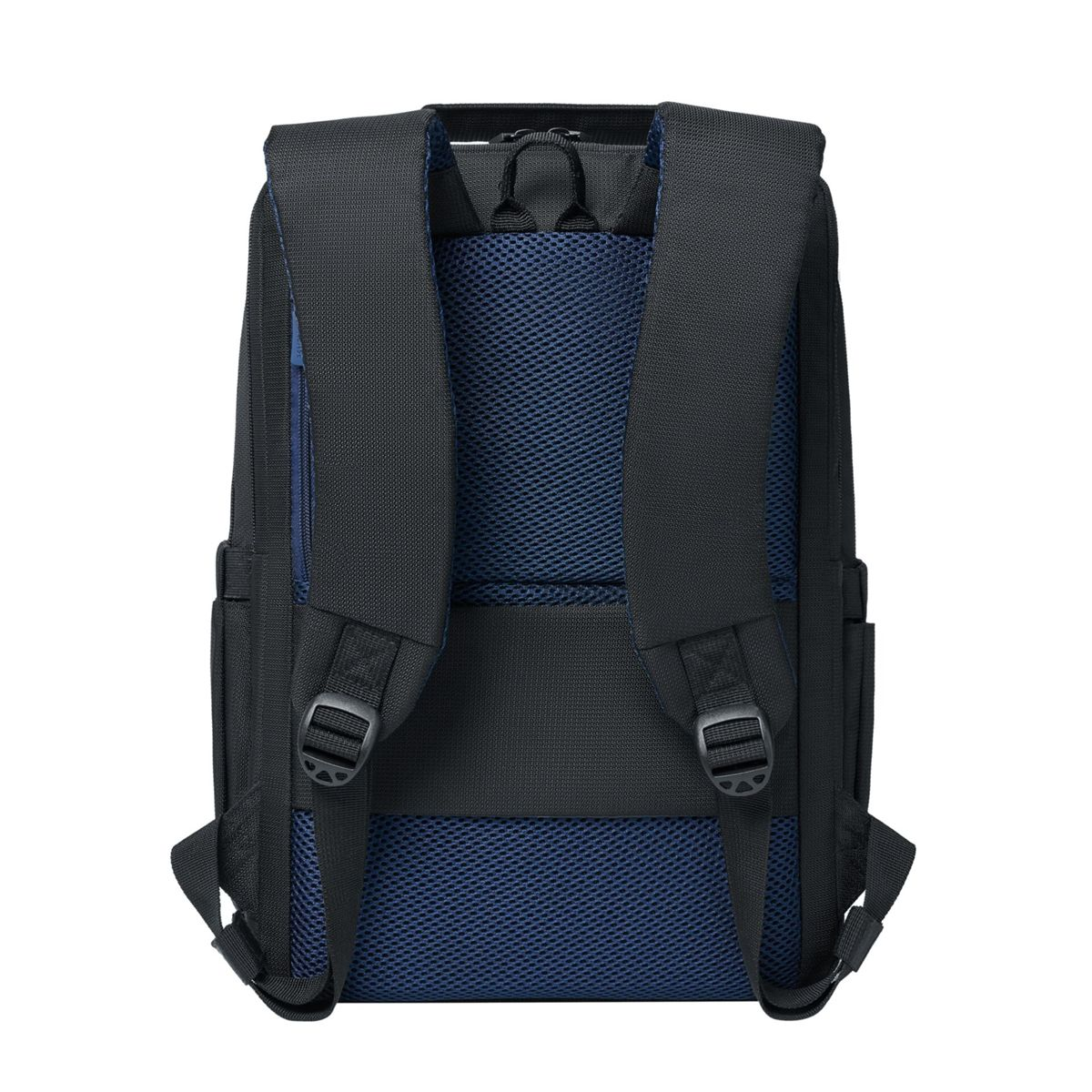 Rückansicht eines schwarzen Rucksacks mit blauem Mesh-Rücken und Trägern. Schnallen sichern die Gurte. Die Tasche ist auf weißem Hintergrund.