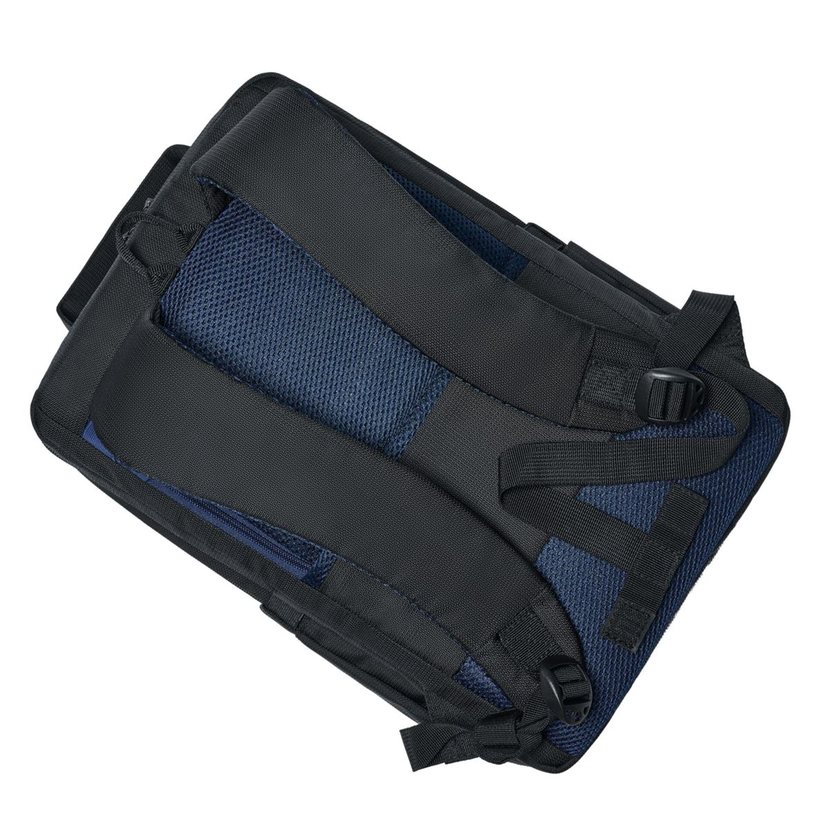 Schwarzer Rucksack mit blauem Netz und Trägern. Merkmale sind verstellbare Träger, Schnallen und ein Reißverschlussfach. Isoliert auf Weiß.
