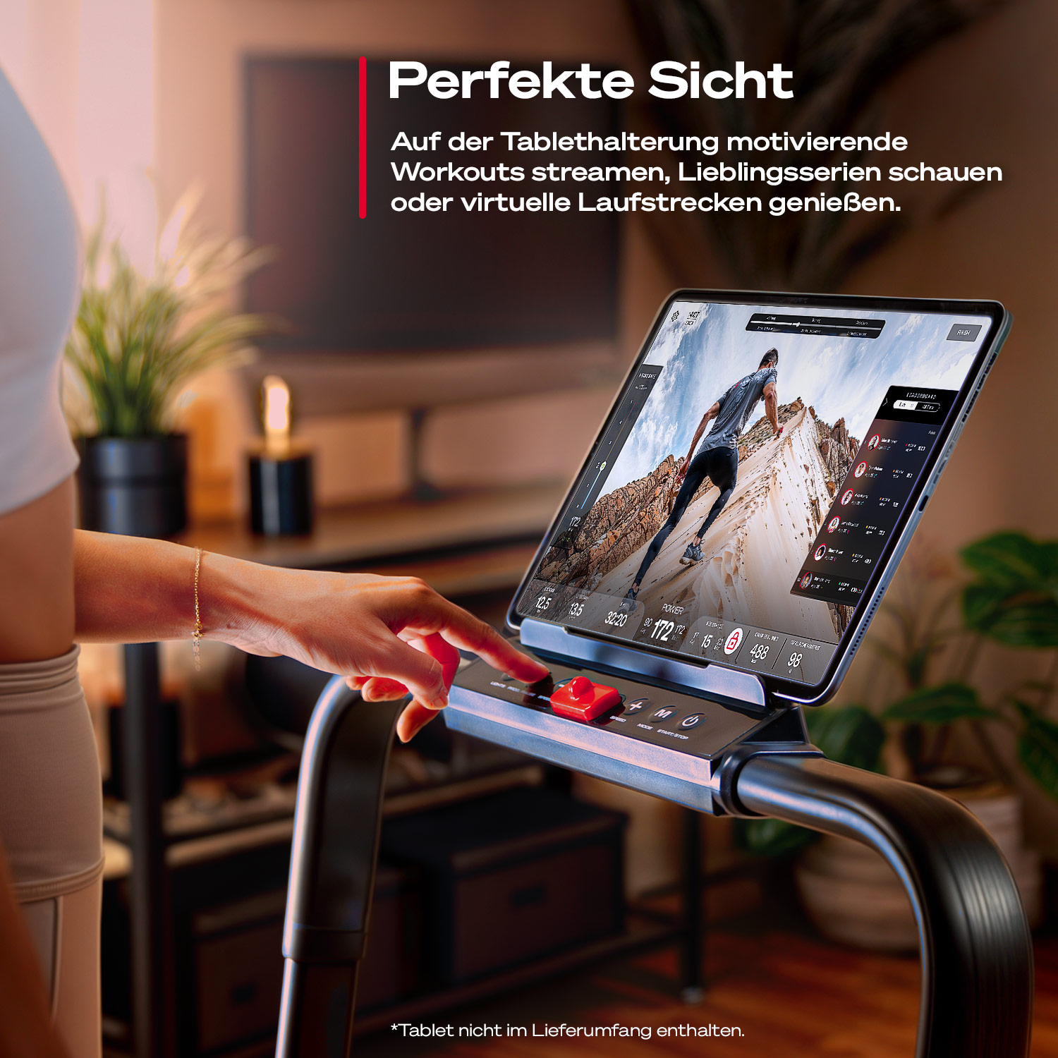 Eine Frau benutzt ein Laufband mit einem Tablet, das ein Training anzeigt. Das Tablet ist auf der Maschine montiert und zeigt Daten.