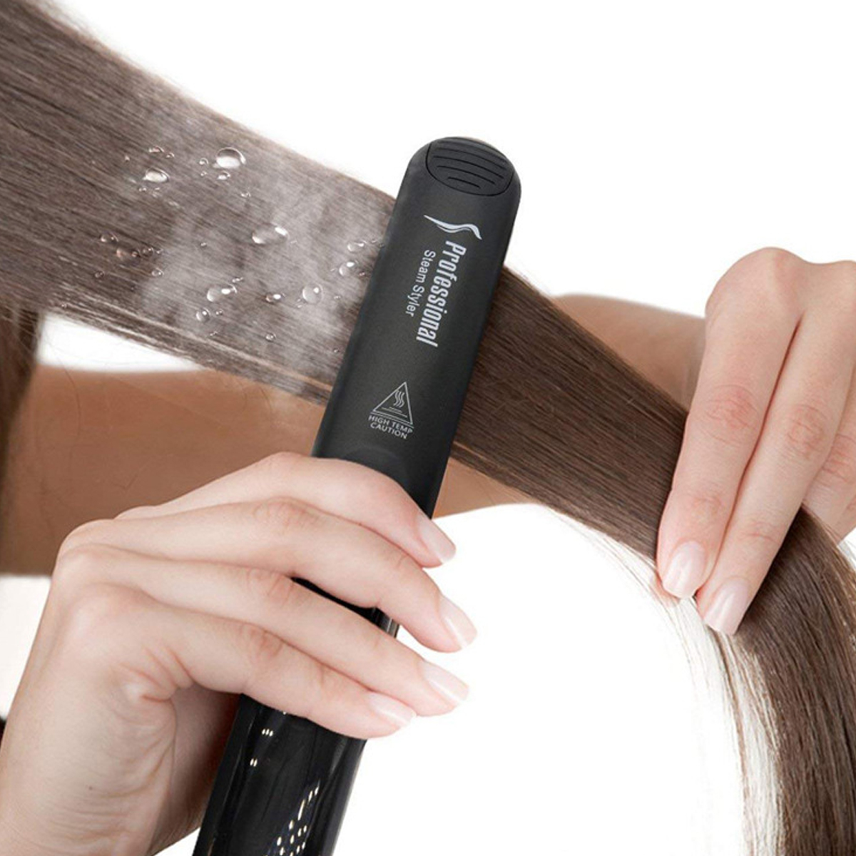 Eine Person benutzt einen schwarzen Dampf-Styler auf braunem Haar. Dampf steigt aus dem Haar auf. Auf dem Styler steht "Professional Steam Styler".