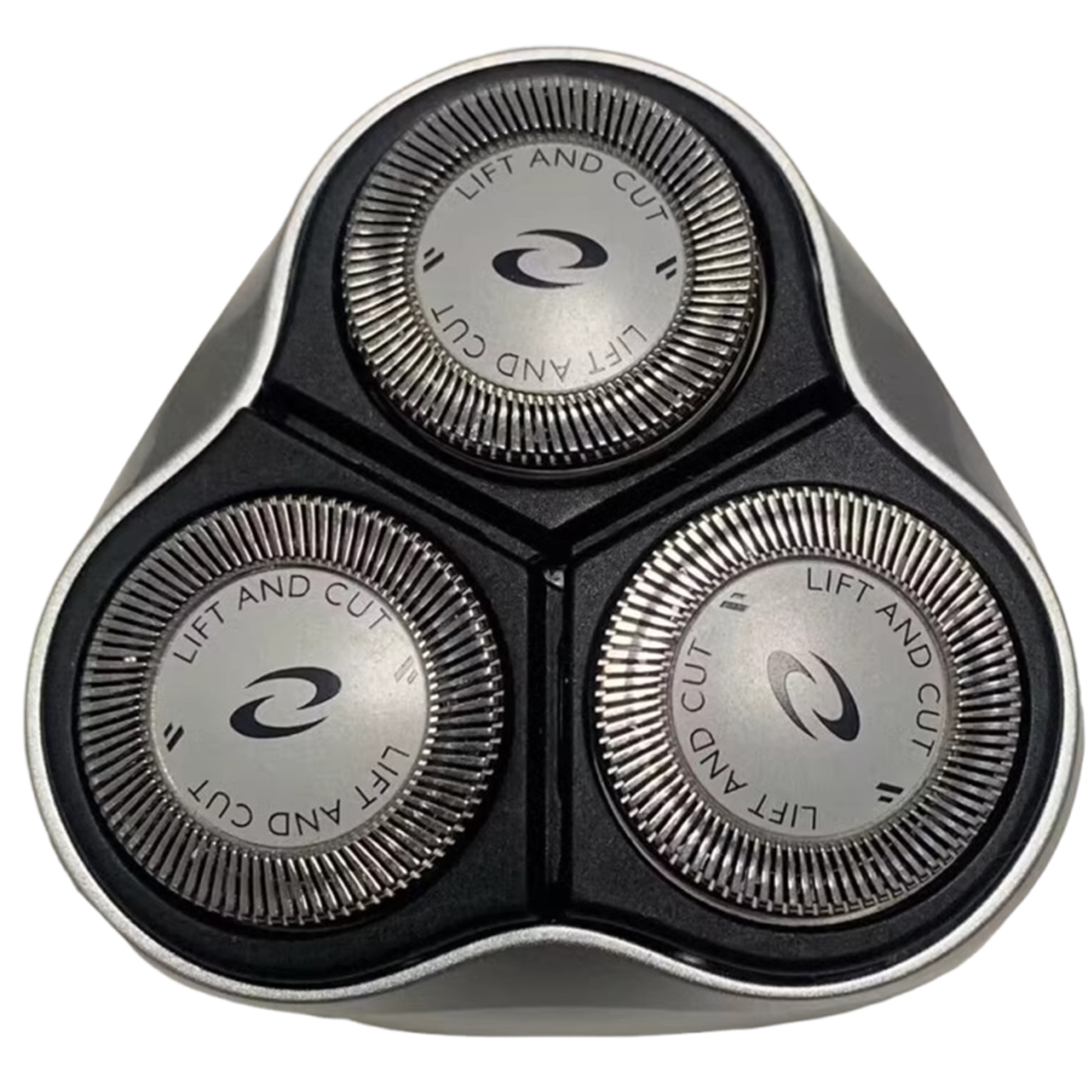 Nahaufnahme eines Rasiererkopfes mit drei kreisförmigen Schneidelementen. Jedes hat den Text 'LIFT AND CUT' und ein gebogenes Logo. Schwarz und Silber.