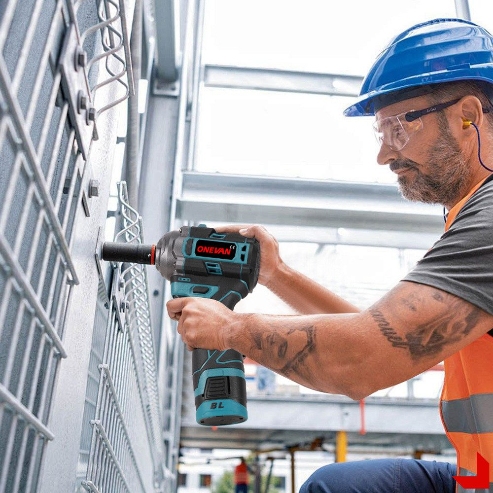 Ein Bauarbeiter mit blauem Helm benutzt ein Elektrowerkzeug an einer Metallkonstruktion. Das Werkzeug ist schwarz und türkis.