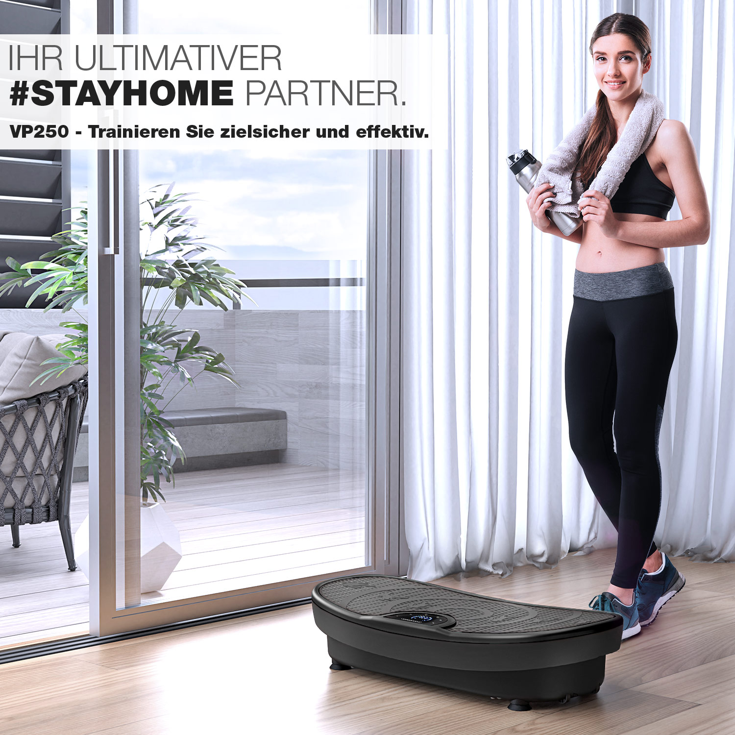 Eine Frau steht in der Nähe eines Fitnessgeräts und hält eine Wasserflasche und ein Handtuch. Das Bild hat Text auf Deutsch. Der Hintergrund umfasst ein Fenster.