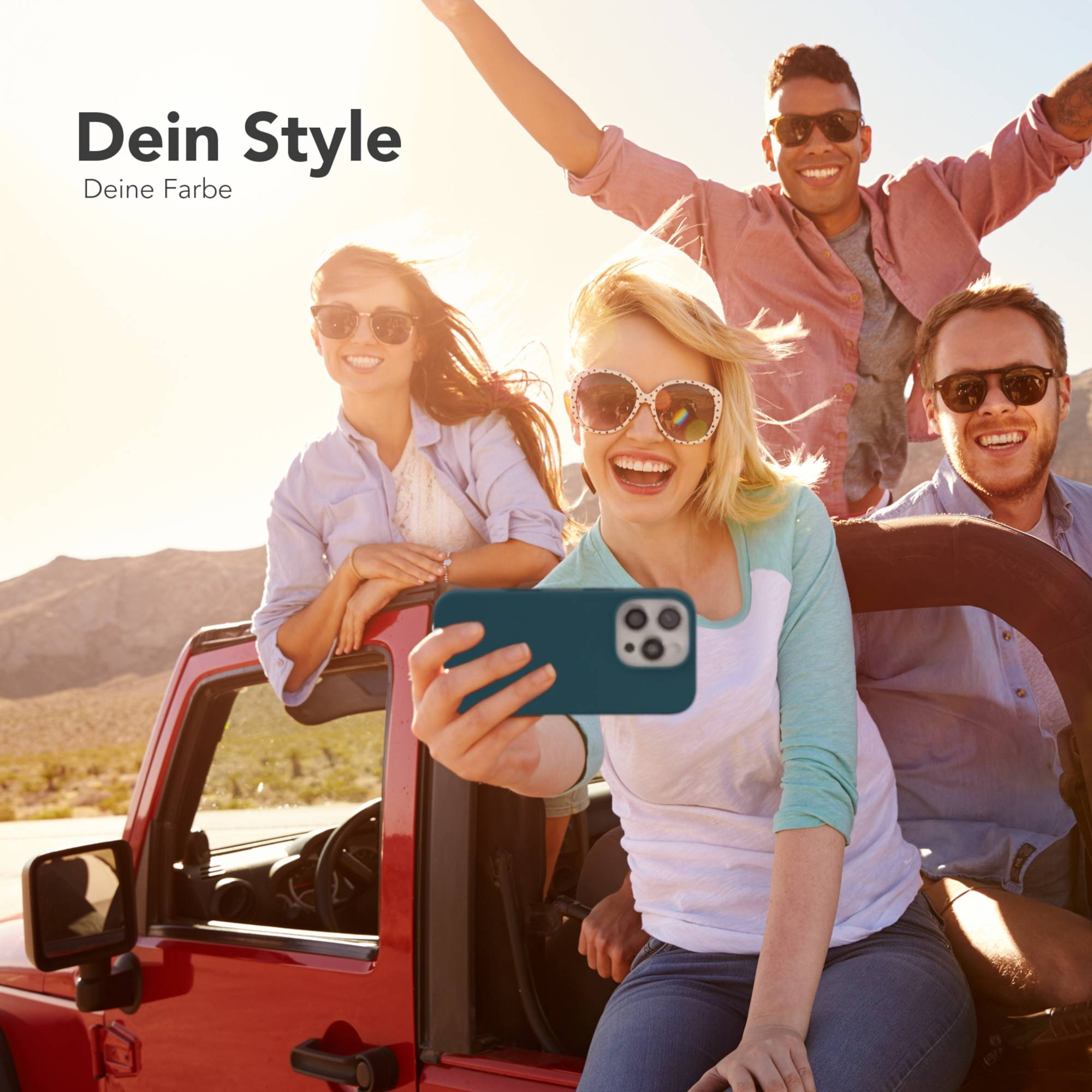 Freundesgruppe in rotem Jeep, Selfie. Sonniger Tag, Freude und Sonnenbrillen. Berge im Hintergrund.