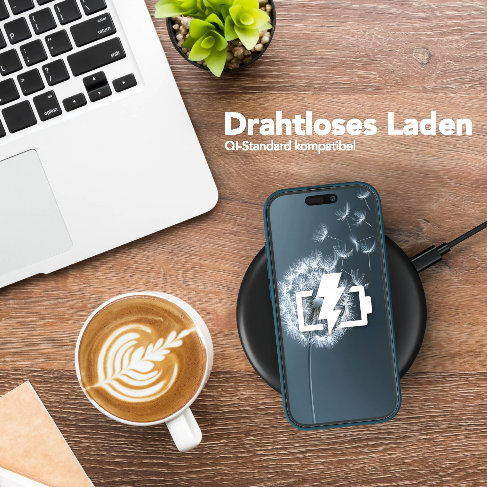 Ein Telefon, das kabellos geladen wird, Latte, Laptop und Pflanze auf Holzoberfläche. Ein Ladesymbol erscheint auf dem Bildschirm.