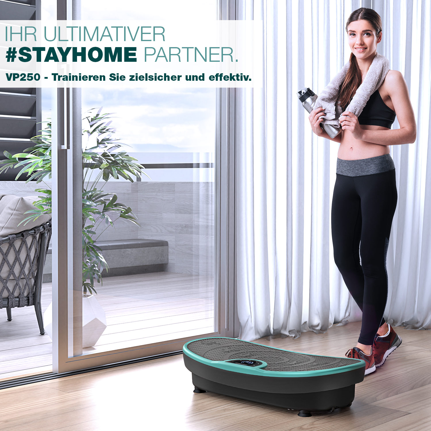 Eine Frau steht in der Nähe einer Fitnessplattform und hält eine Wasserflasche. Sie trägt Trainingskleidung und ein Handtuch. Der Hintergrund zeigt einen Balkon.