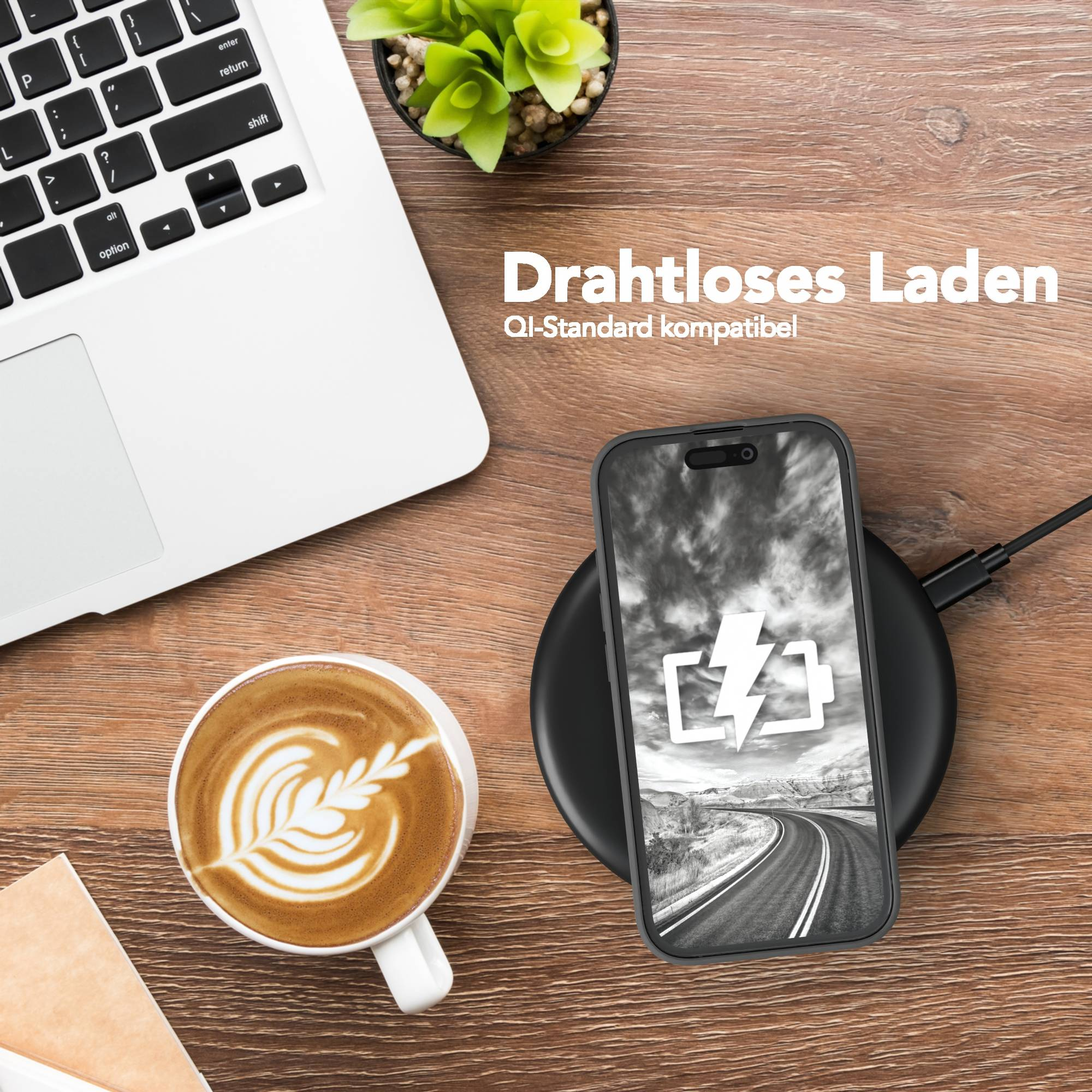 Ein Telefon auf einem kabellosen Ladegerät. Ein Laptop, eine Kaffeetasse und eine Pflanze befinden sich auf einer Holzoberfläche.