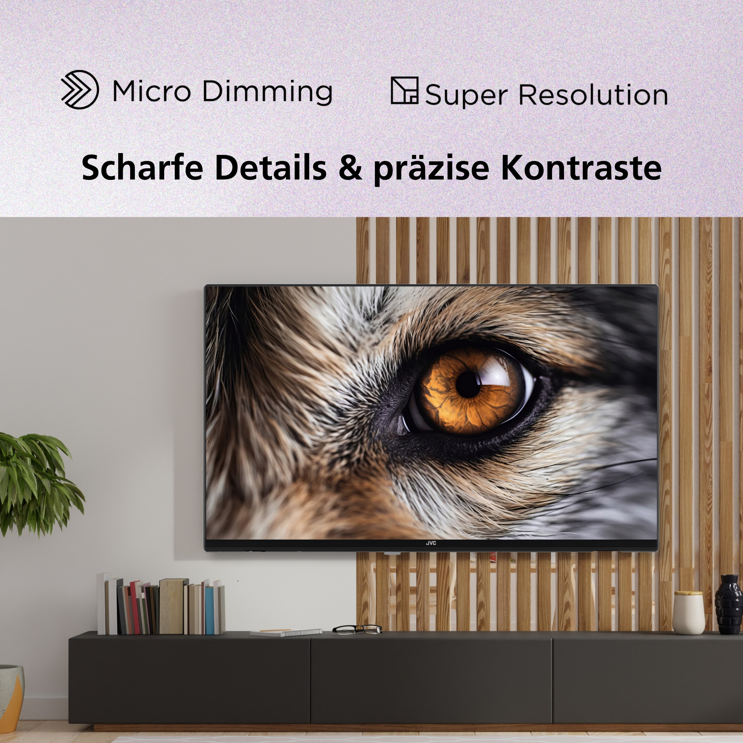 Ein Fernseher zeigt ein Nahaufnahme eines goldenen Auges. Der Fernseher steht auf einem dunklen Schrank. Hintergrund ist eine Holzwand.
