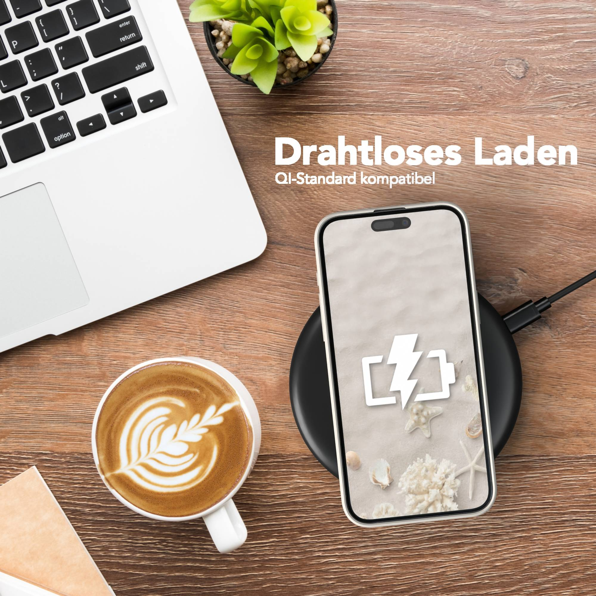 Ein Telefon mit Ladesymbol auf einem kabellosen Ladegerät. Eine Tasse Kaffee und ein Laptop sind in der Nähe. Holzoberfläche.