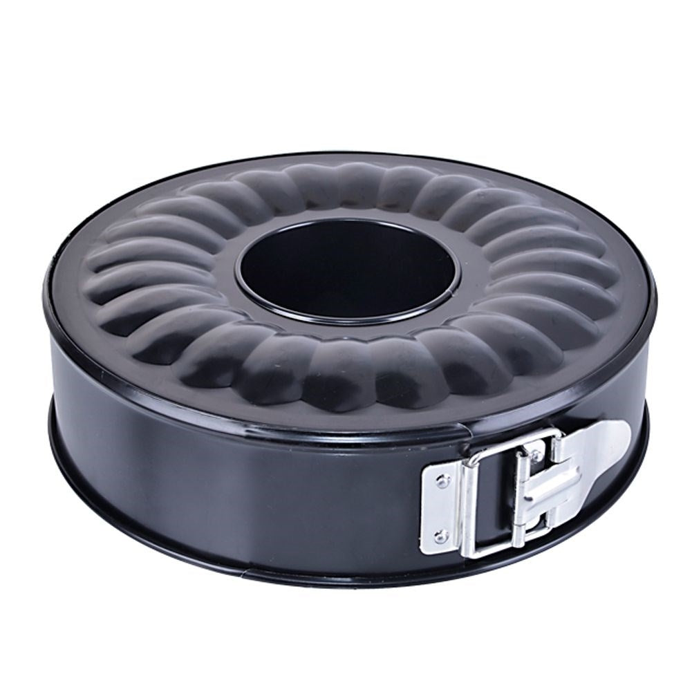 Un molde negro para bizcocho con diseño acanalado. Tiene forma circular con un agujero en el centro y un cierre metálico.