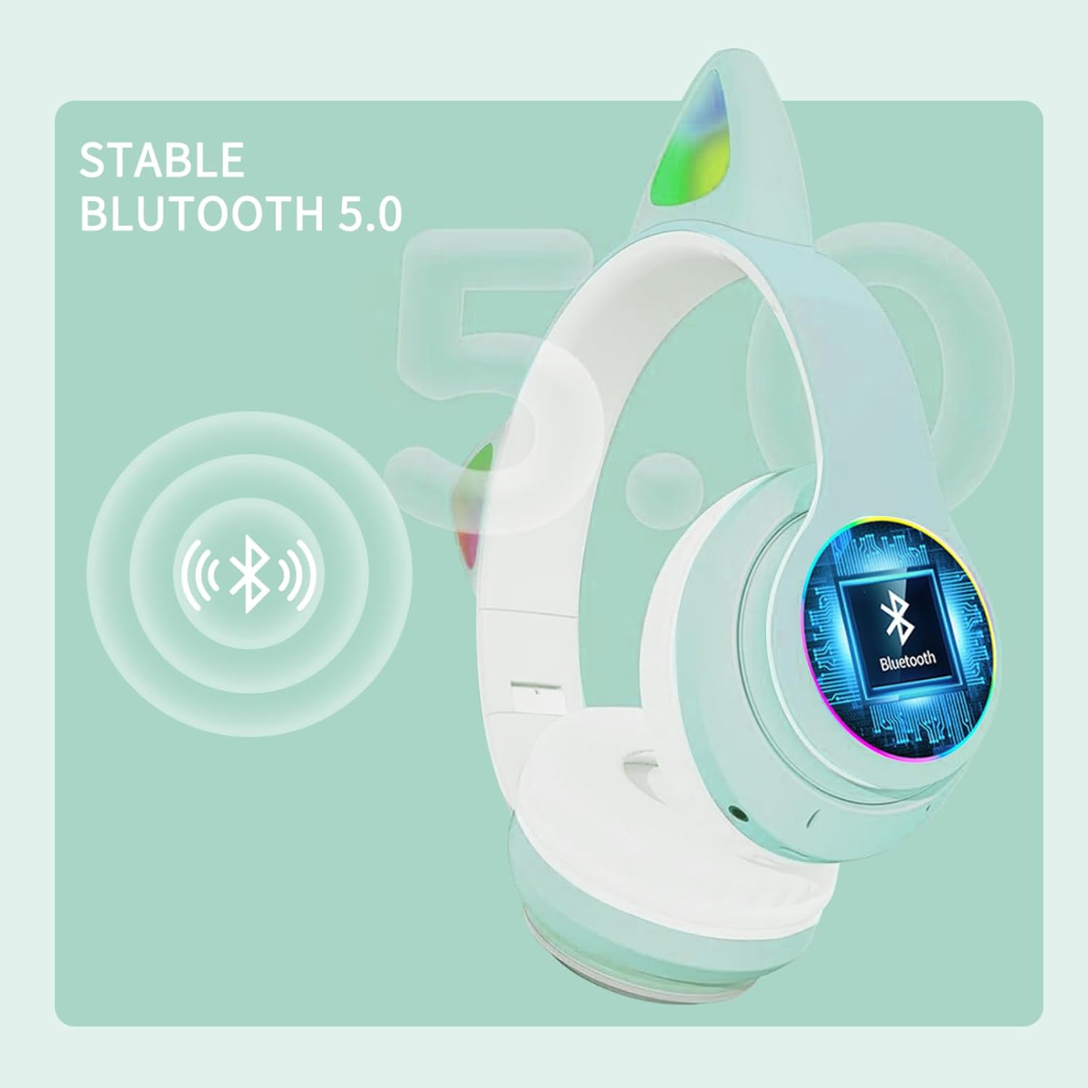 Ein hellblaues Katzenohr-Kopfhörer mit dem Wort Bluetooth auf der Seite. Der Hintergrund ist hellgrün.