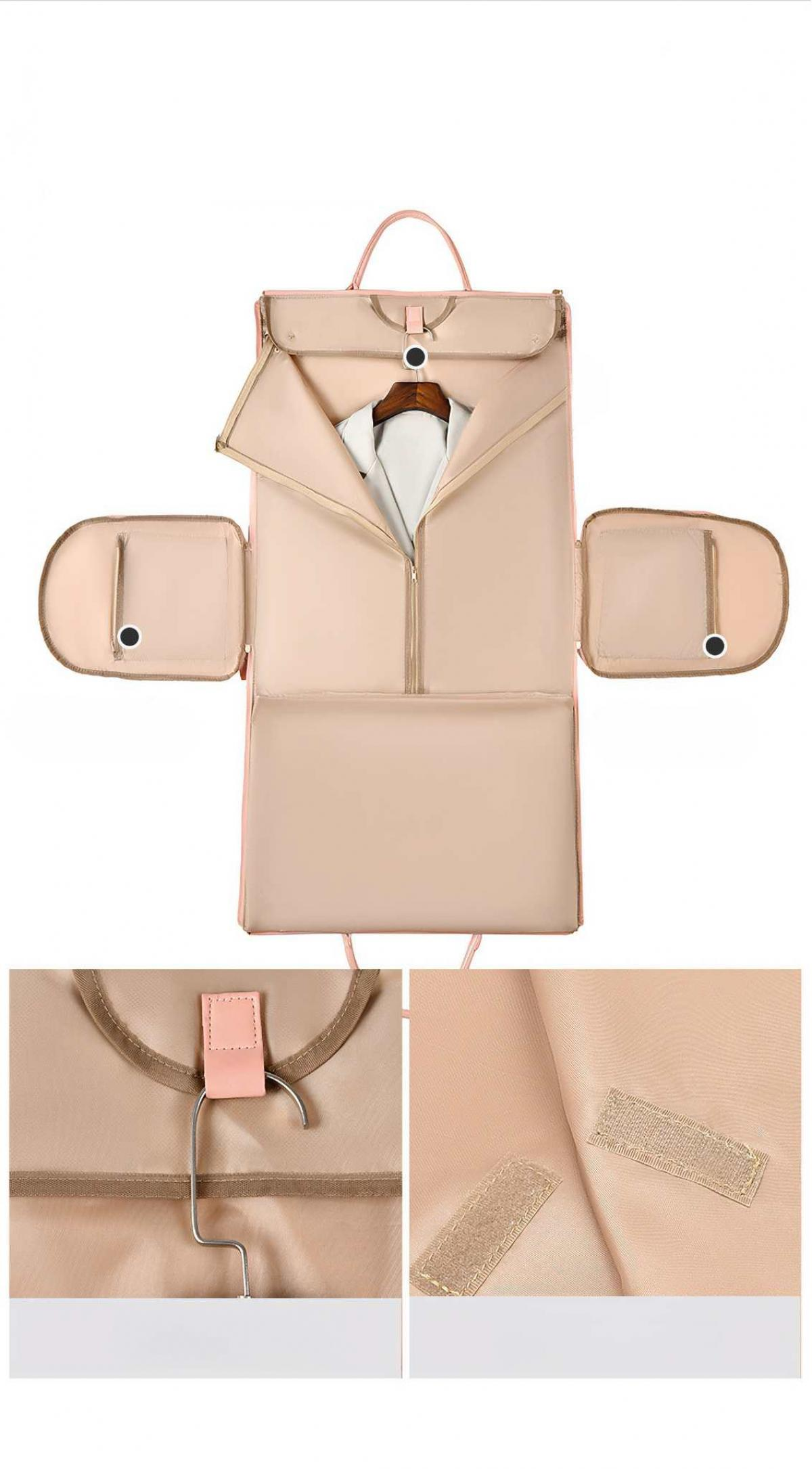 Eine beige Anzugtasche mit rosa Griff. Darin befindet sich eine Jacke mit Taschen und Klettverschlüssen.