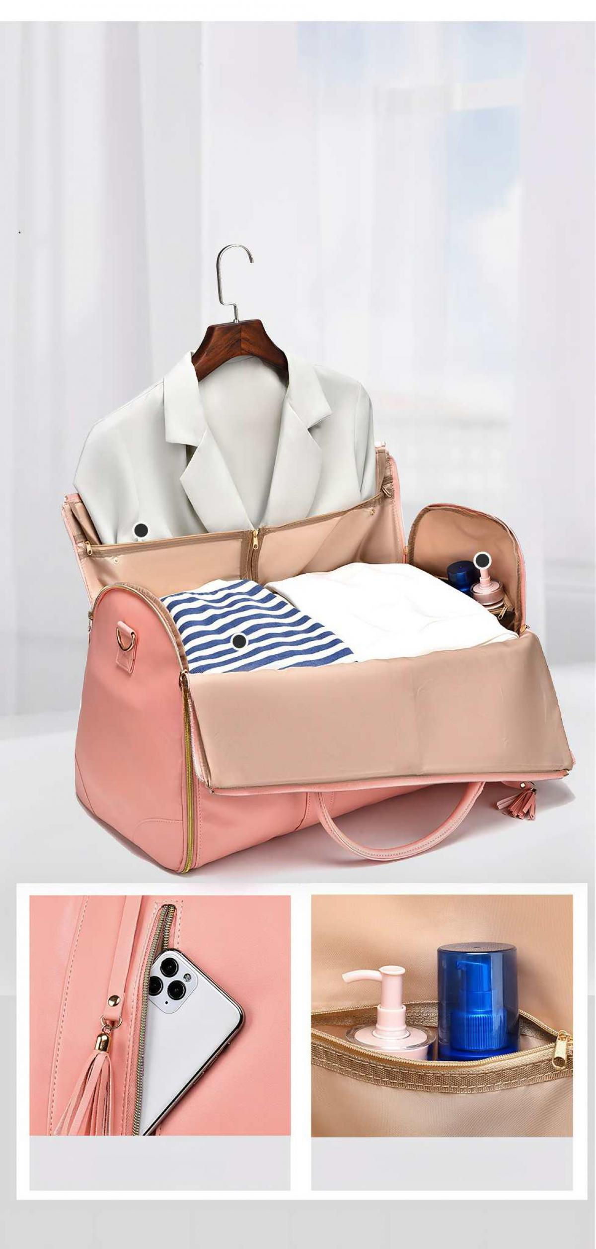 Offene rosa Reisetasche mit Kleidung, einer Jacke an einem Kleiderbügel und Toilettenartikeln. Ein Telefon befindet sich in einer Seitentasche.