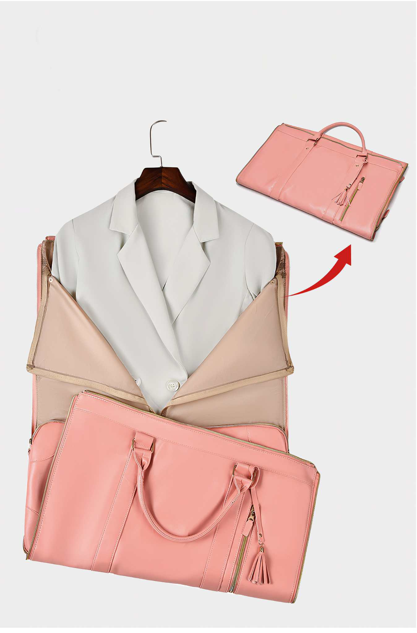 Ein weißes Blazer auf einem Kleiderbügel, in einer rosa Kleiderschutzhülle, mit einer anderen rosa Tasche in der Nähe und einem roten Pfeil.