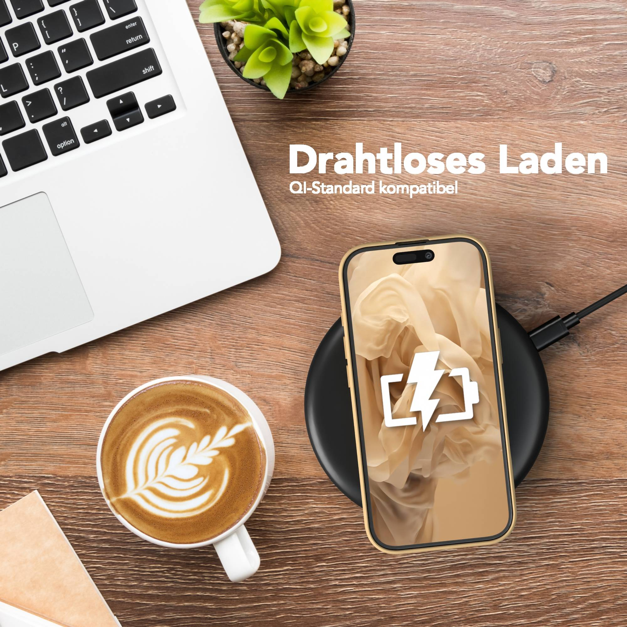 Ein Telefon, das drahtlos auf einem Pad geladen wird. Ein Laptop und eine Kaffeetasse befinden sich auf einer Holzoberfläche.