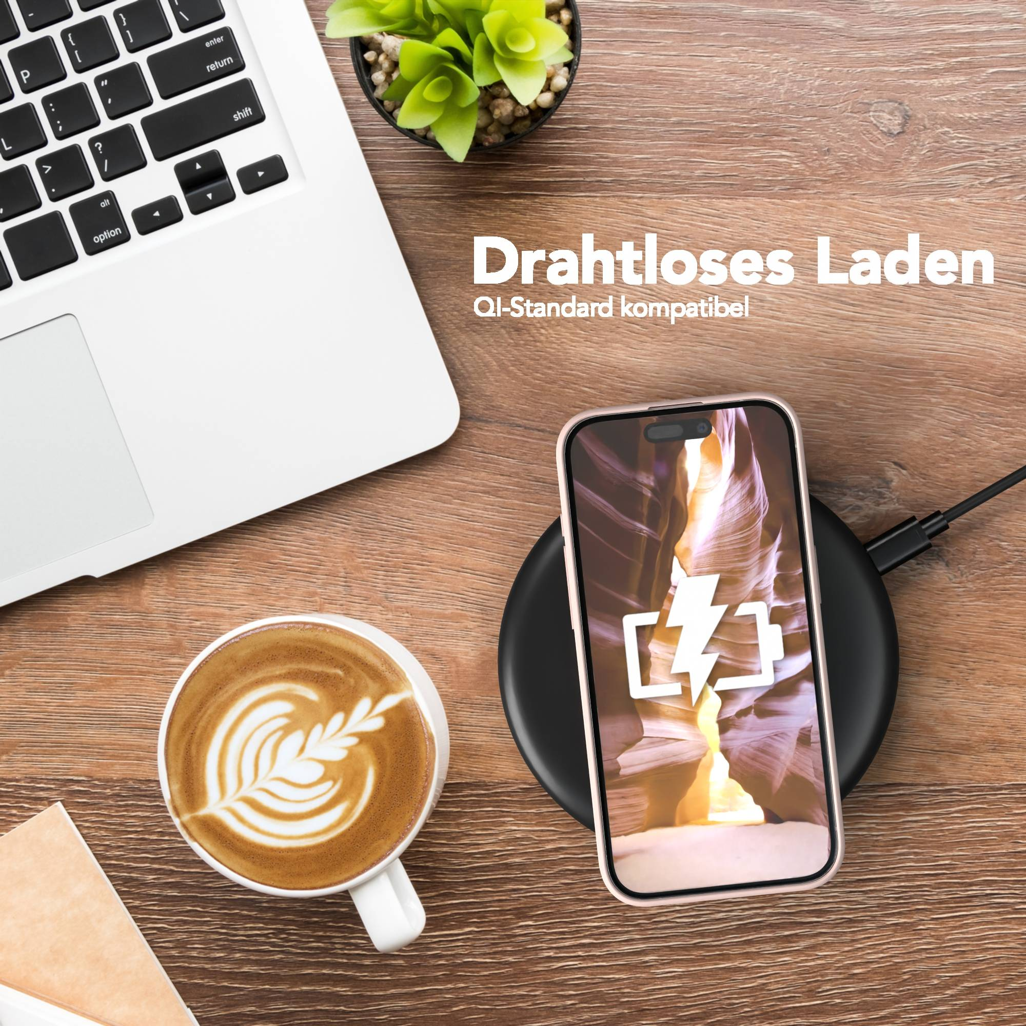 Ein Telefon, das drahtlos auf einem Holztisch geladen wird. Kaffee, Laptop und Pflanze sind ebenfalls vorhanden. Das Telefon zeigt ein Ladesymbol.