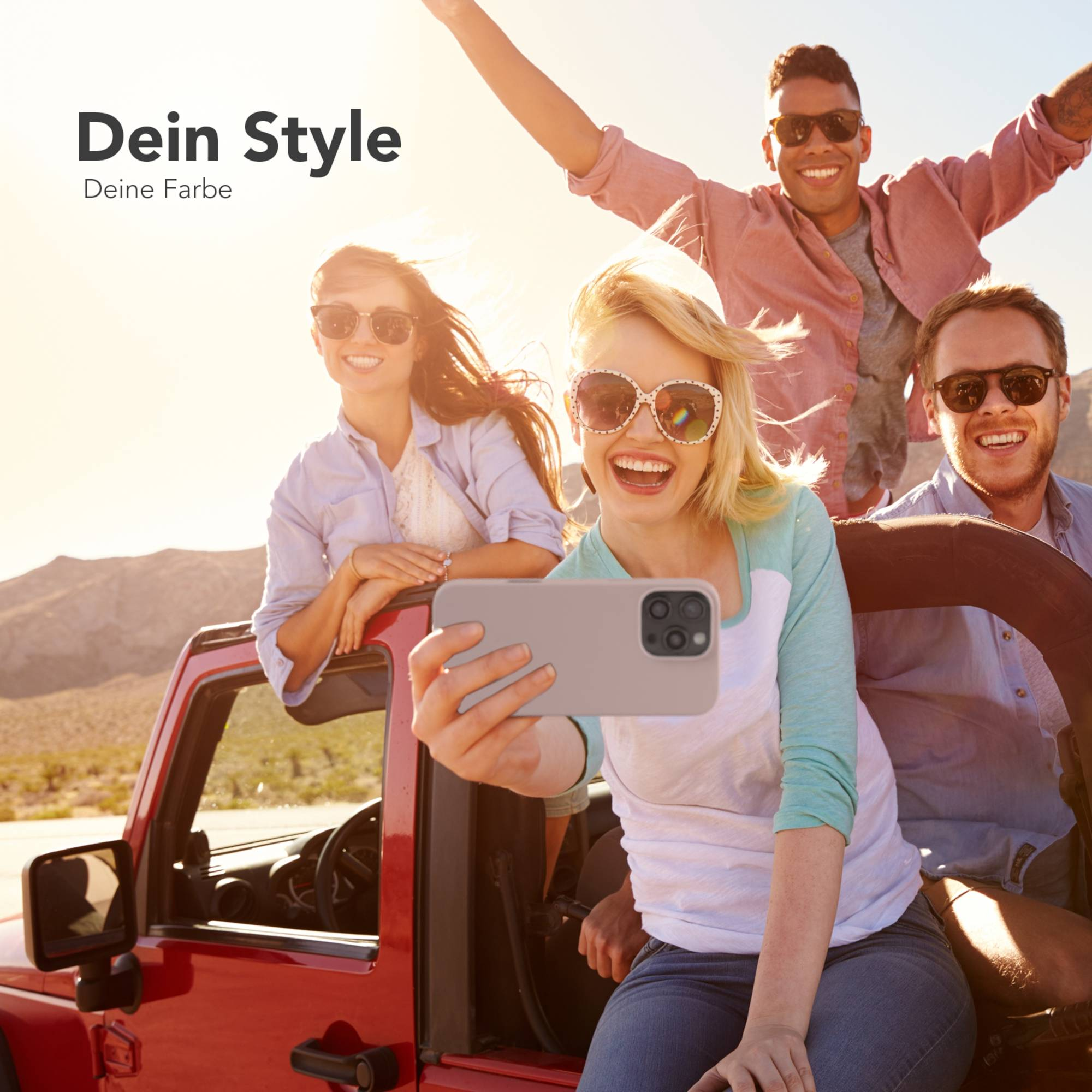 Gruppe von Freunden macht Selfie aus rotem Auto. Sie tragen Sonnenbrillen und lächeln in sonniger Umgebung.