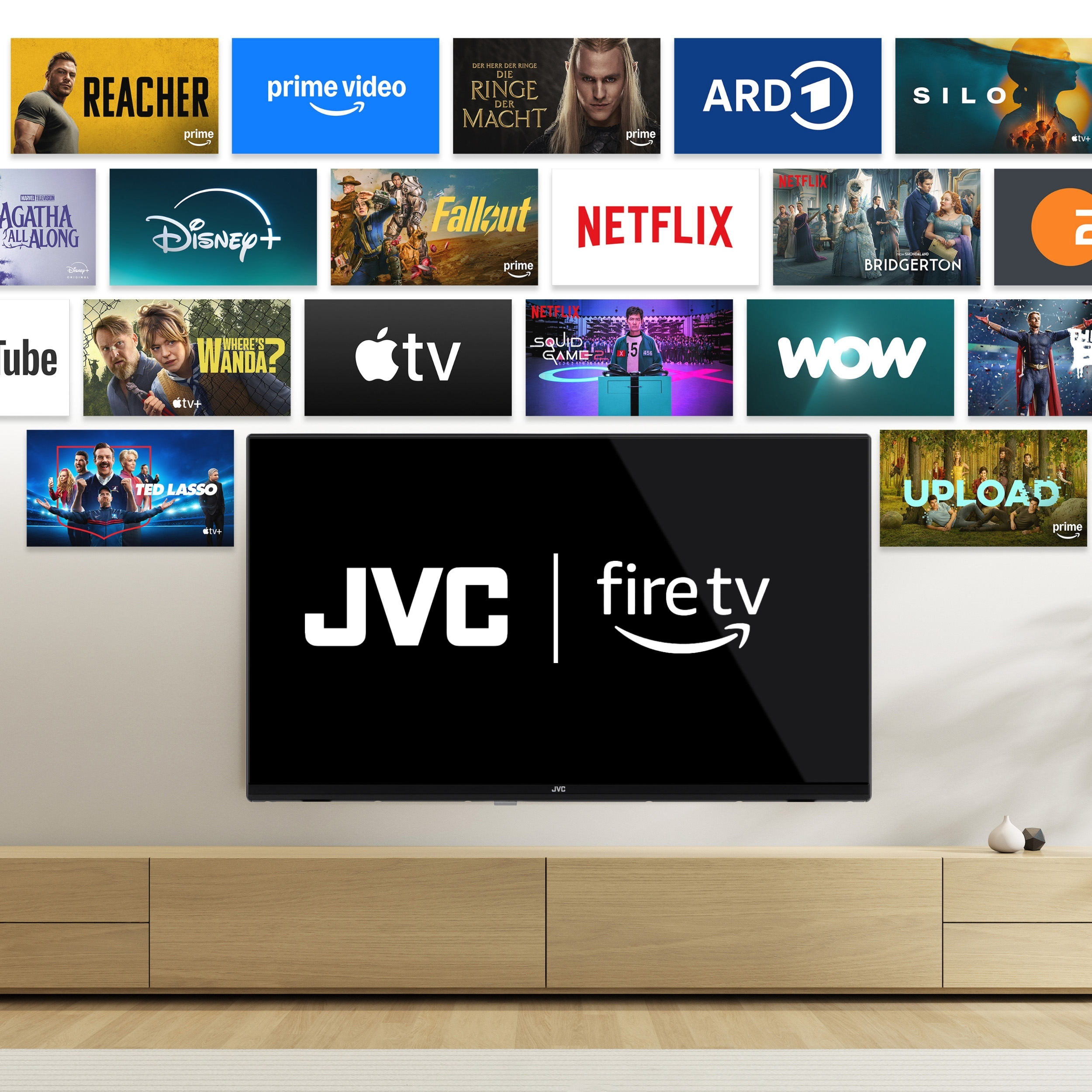 Ein Fernseher zeigt Logos von Streaming-Diensten wie Netflix, Prime Video und Disney+. Darunter befindet sich ein Holzschrank.