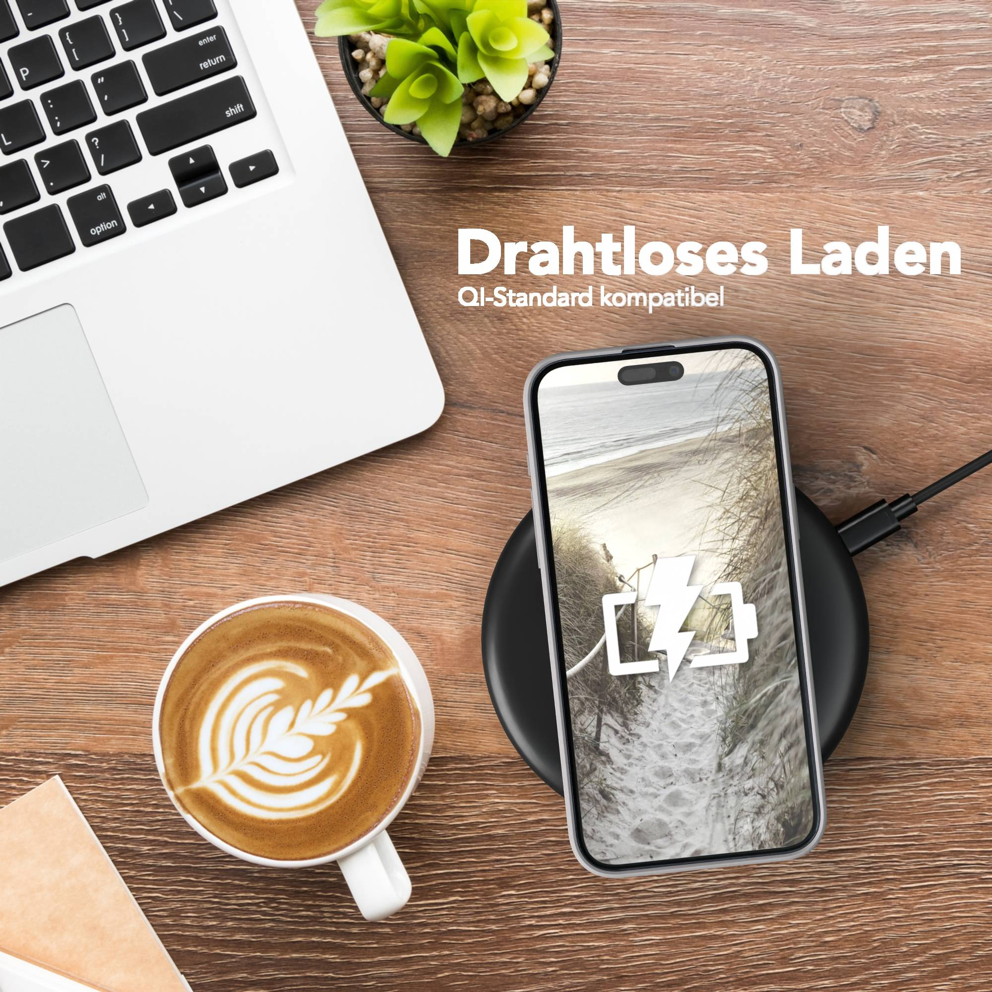 Telefon wird kabellos auf einem Holztisch aufgeladen. Ein Laptop und eine Kaffeetasse sind ebenfalls vorhanden.