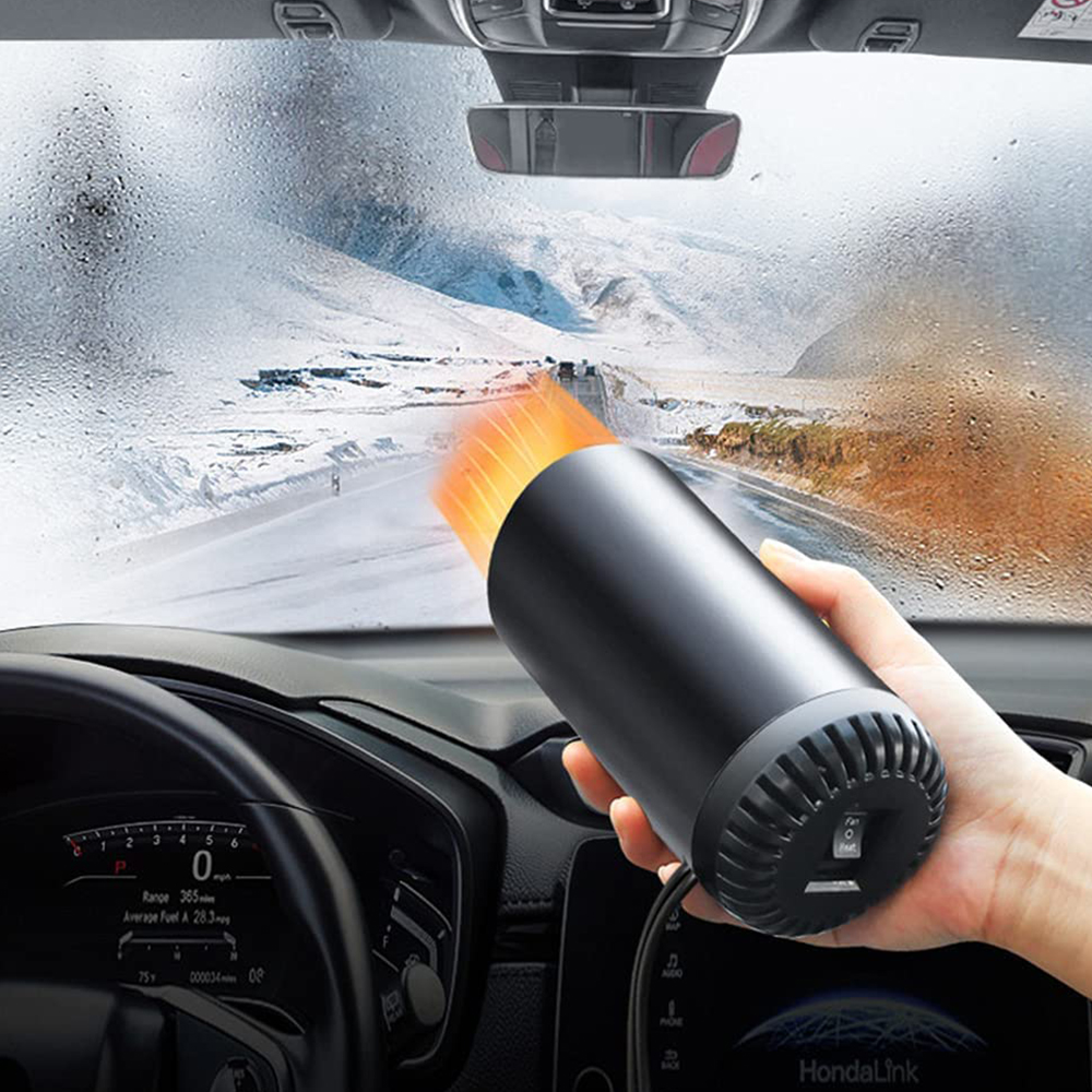 Eine Hand hält eine schwarze Autoheizung. Der Hintergrund zeigt eine verschneite Straße durch die Windschutzscheibe.