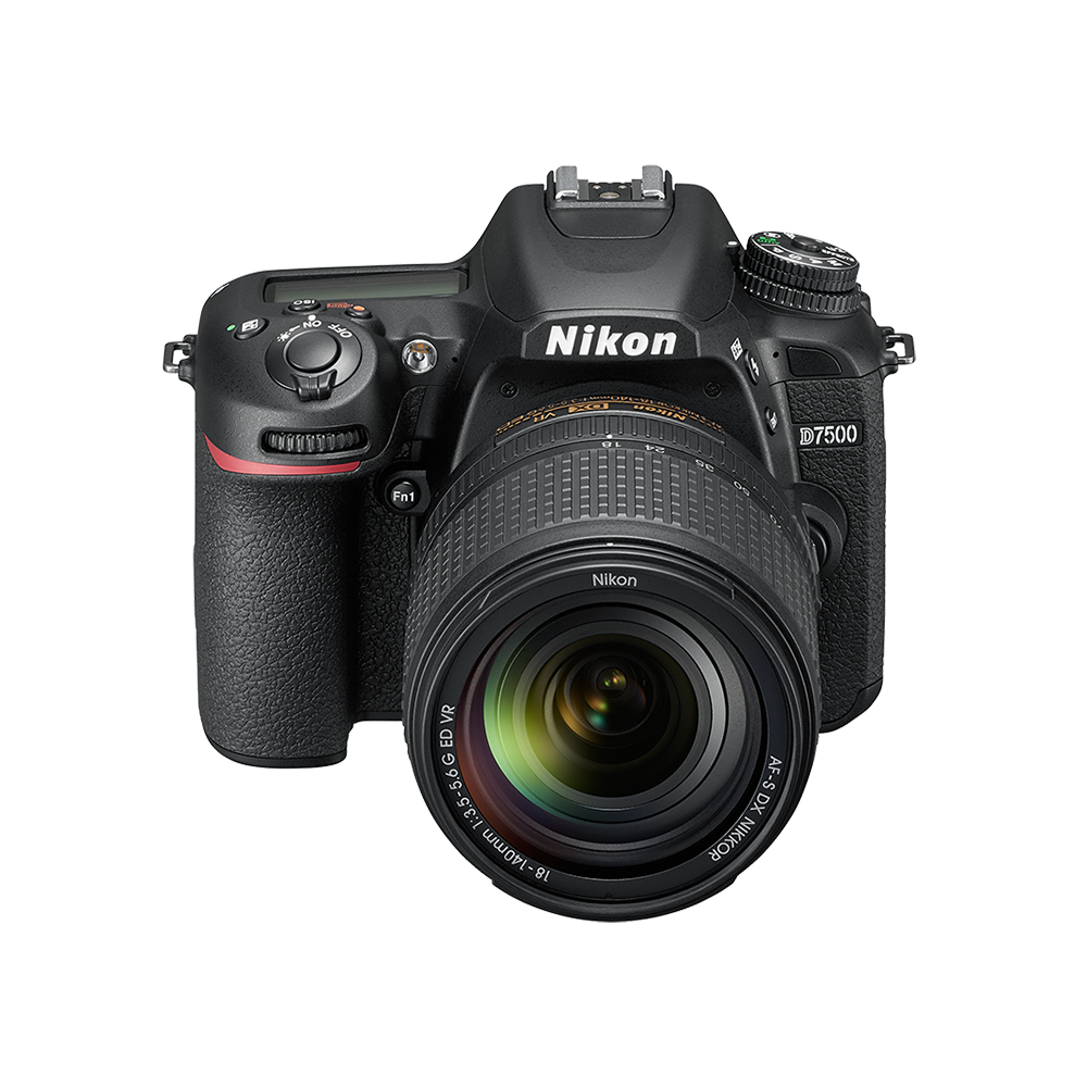 Una fotocamera Nikon D7500 nera con un obiettivo. Ha il logo Nikon e vari pulsanti e ghiere. Lo sfondo è bianco.