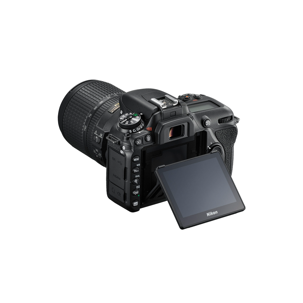 Una fotocamera DSLR Nikon nera con obiettivo, lo schermo è aperto. La fotocamera è su sfondo bianco.