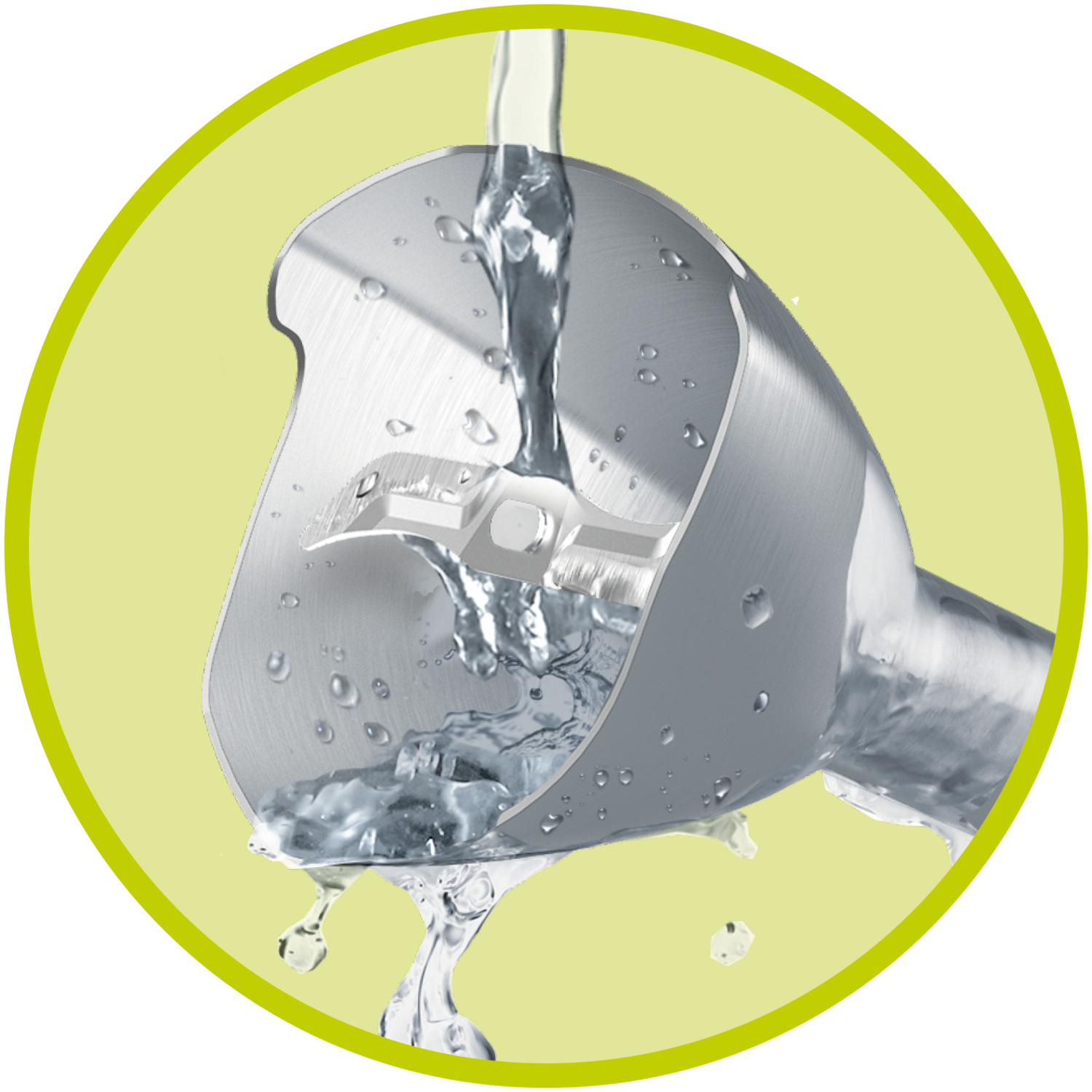 Viene mostrata una testina di frullatore a immersione argentata con lame, l'acqua scorre sopra, all'interno di un cerchio verde-giallo.