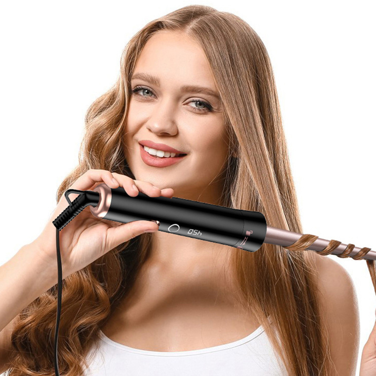 Eine Frau lockt ihr Haar mit einem schwarzen und roségoldenen Lockenstab. Ihr Haar ist lang und blond, und sie lächelt in die Kamera.