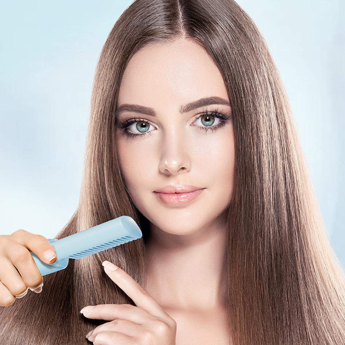 Eine Frau mit langen braunen Haaren hält einen blauen Kamm. Sie zeigt mit dem Finger darauf. Der Hintergrund ist hellblau.