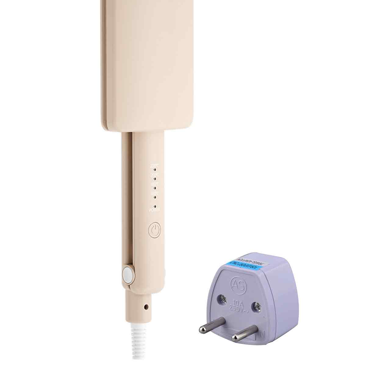 Ein beigefarbener Haarglätter und ein lila Reiseadapter auf weißem Hintergrund. Der Glätter hat einen Power-Knopf und Lichter.