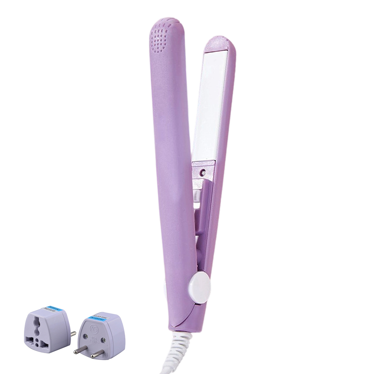 Ein lila Haarglätter mit weißen Platten, ein weißes Kabel und zwei graue Netzadapter auf weißem Hintergrund.