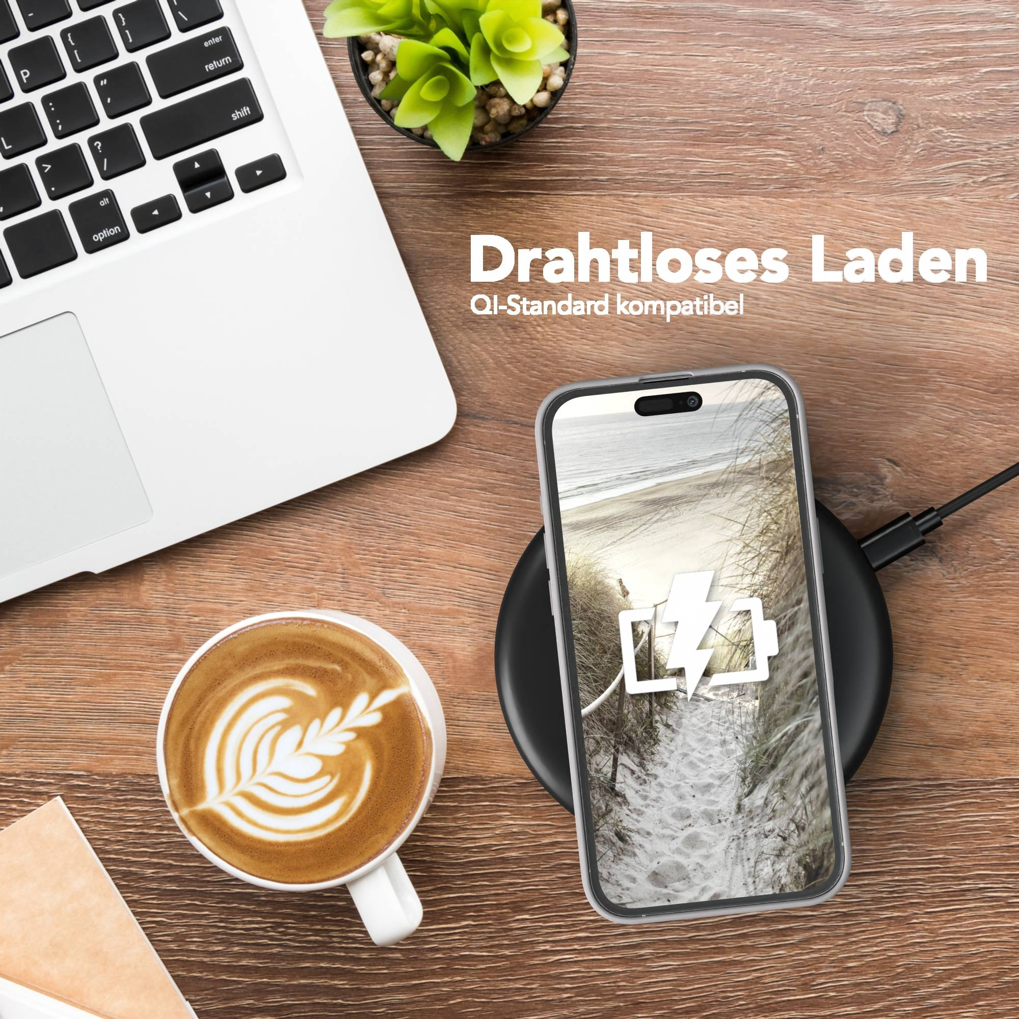 Ein Telefon, das drahtlos auf einem schwarzen Pad geladen wird, mit einem Laptop und Kaffee auf einer Holzoberfläche. Text: 'Drahtloses Laden'.