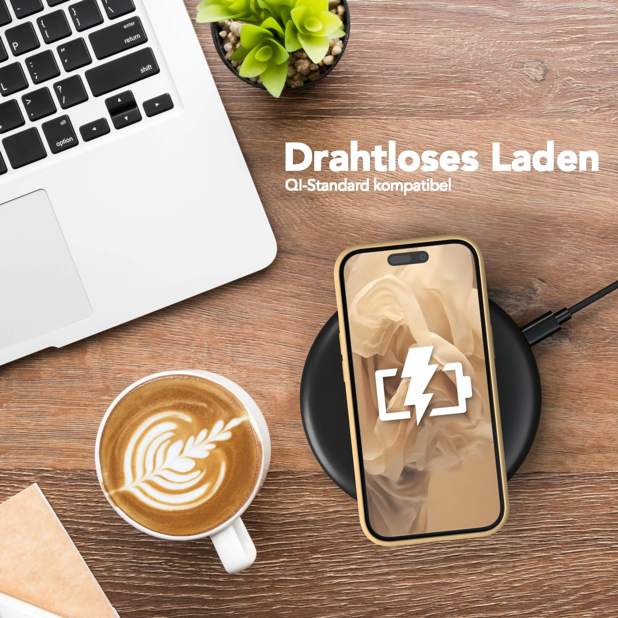 Ein Telefon mit Ladesymbol liegt auf einem kabellosen Ladegerät. Ein Laptop und eine Kaffeetasse sind ebenfalls vorhanden.
