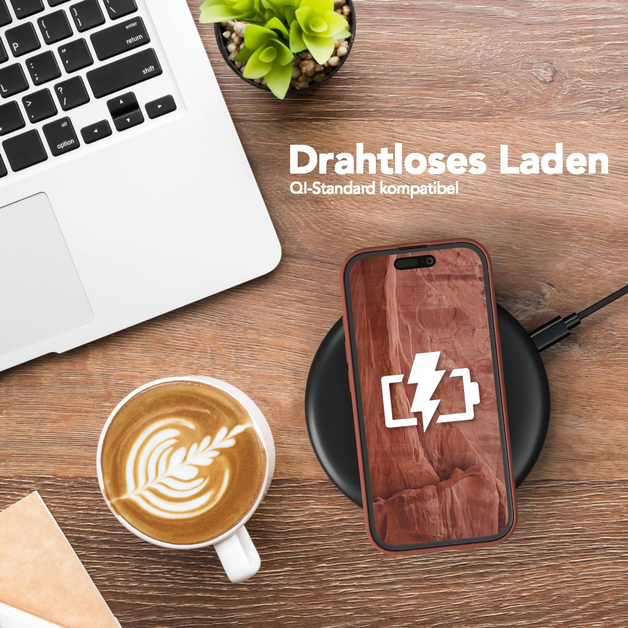 Ein Telefon wird drahtlos auf einem Pad geladen, in der Nähe eines Laptops und Kaffees. Text: 'Kabelloses Laden'.