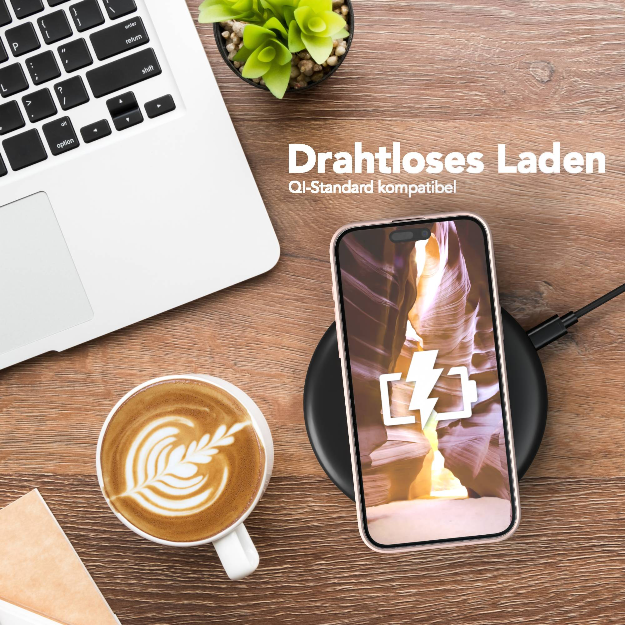 Ein Telefon auf einem kabellosen Ladegerät mit Blitzsymbol. Ein Laptop und eine Kaffeetasse liegen ebenfalls auf dem Holztisch.