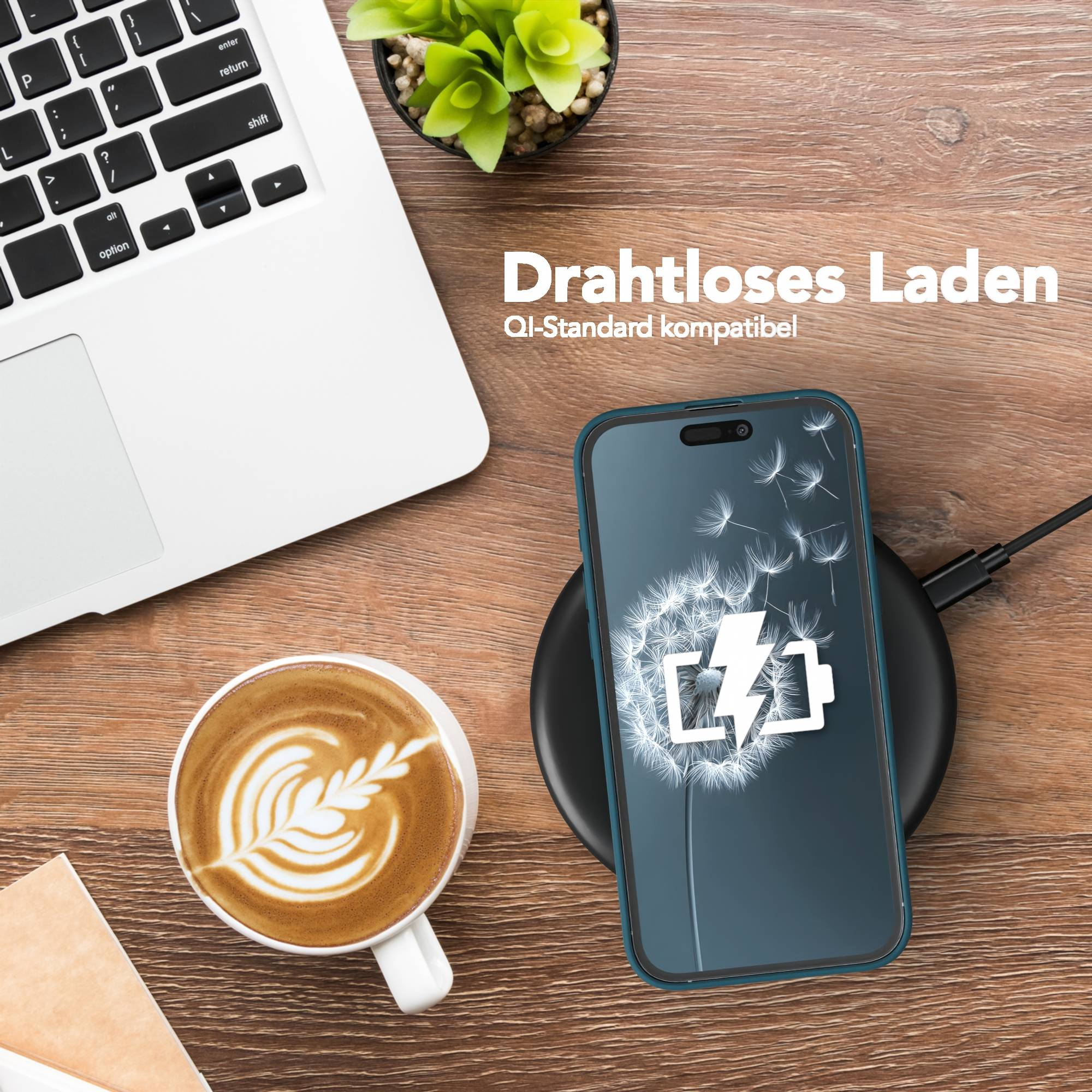 Laptop, Kaffee, Telefon, das auf einem kabellosen Ladegerät geladen wird. Text: Kabelloses Laden, QI-Standard kompatibel.