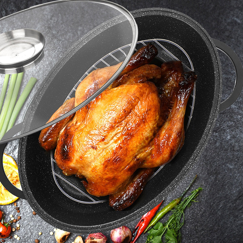 Un pollo asado en una sartén ovalada con tapa de cristal. Verduras y especias rodean la sartén. El pollo es dorado.