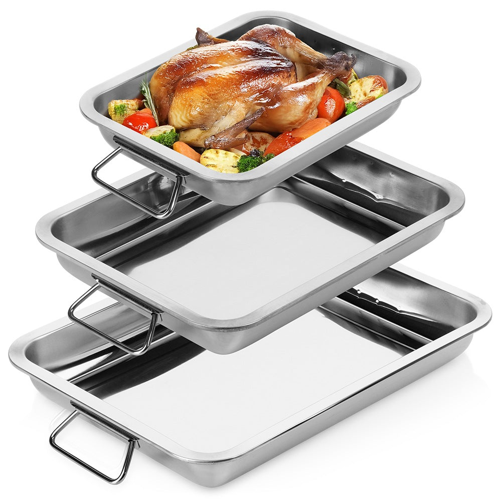 Tres bandejas de acero inoxidable apiladas. La bandeja superior contiene pollo asado y verduras. Fondo blanco.
