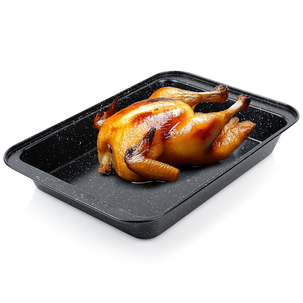 Un pollo asado en una bandeja para hornear negra moteada. El pollo es de color marrón dorado y brillante. La bandeja tiene asas.