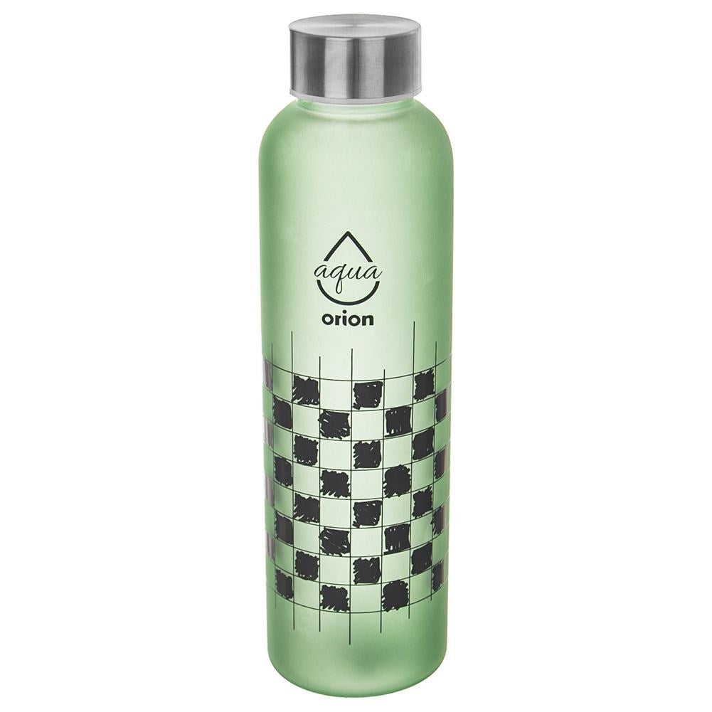 Una botella de agua verde con tapa de metal. Tiene un patrón de cuadros blanco y negro y la palabra 'aqua'.