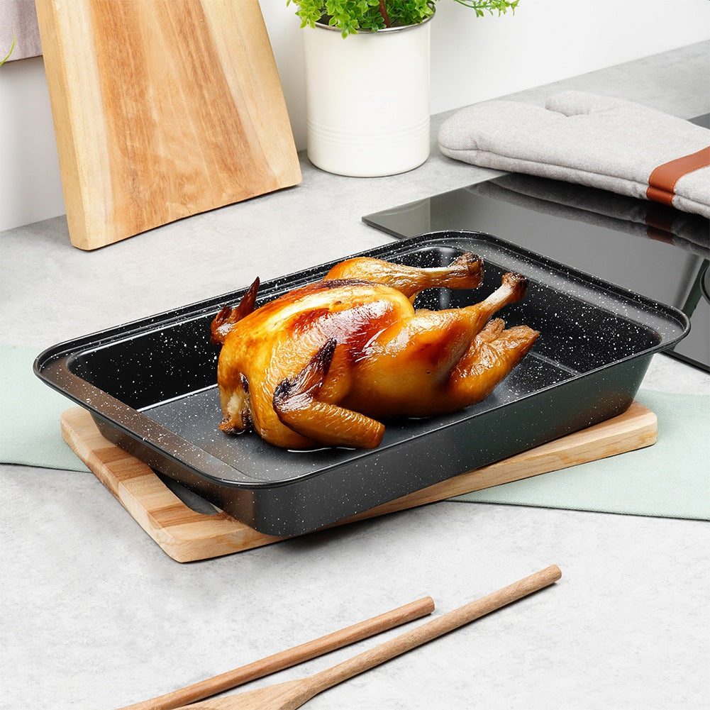 Un pollo asado en una bandeja negra sobre una tabla de madera. Ambiente de cocina con utensilios, una planta y un guante de horno gris.