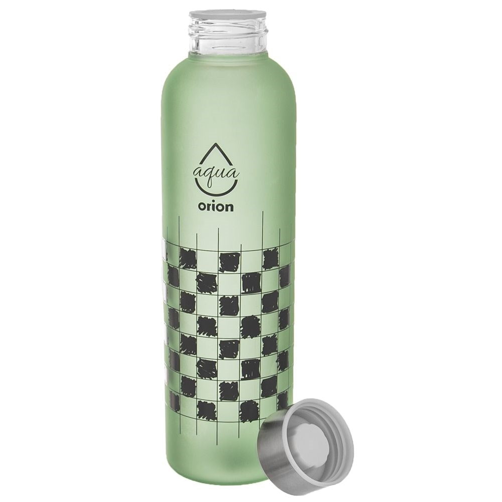 Botella de agua verde con diseño de cuadros. La tapa está a un lado. La botella tiene 'aqua orion' impreso.