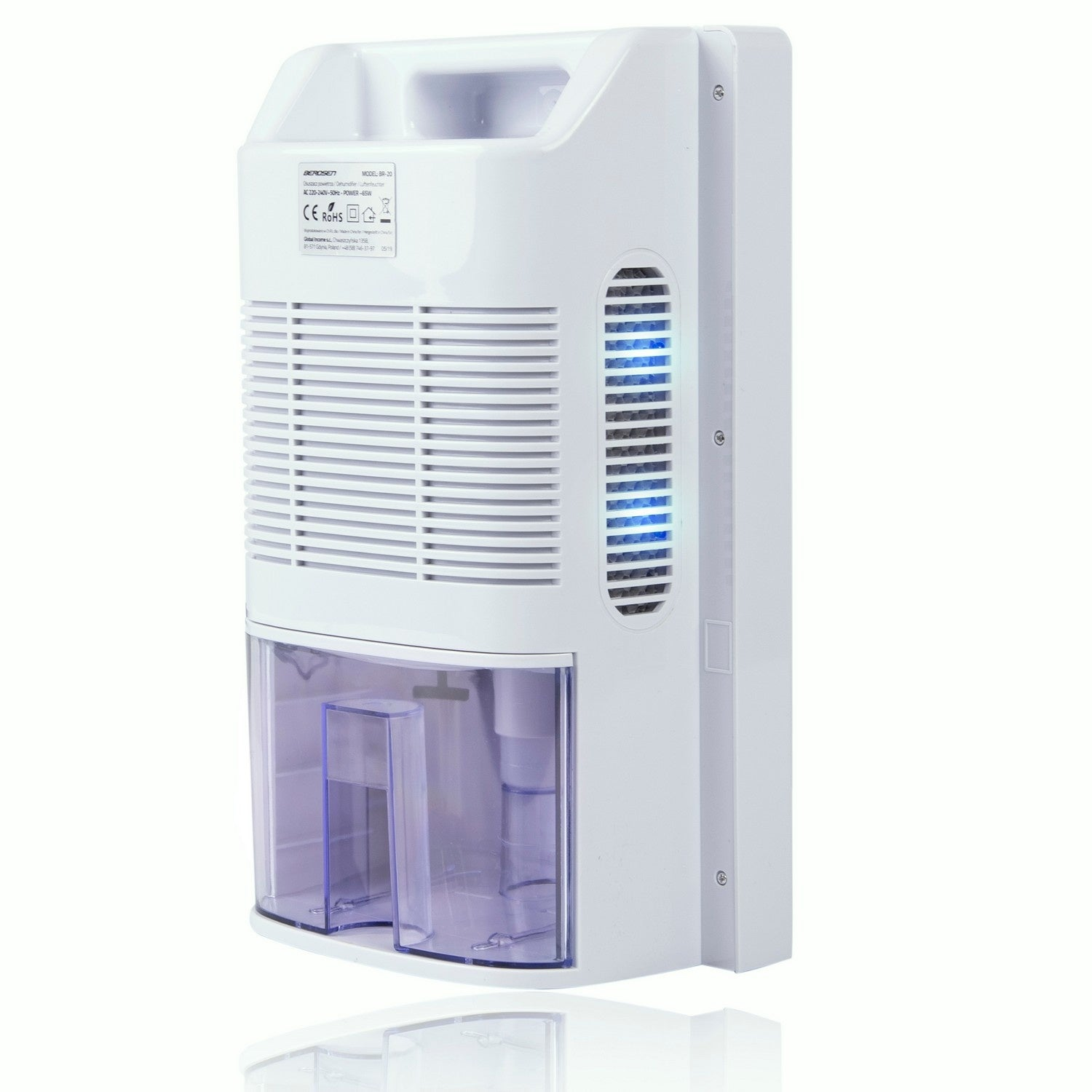 Un deshumidificador blanco con un tanque de agua. Tiene un asa y una ventilación con luces azules. Una etiqueta con texto es visible.