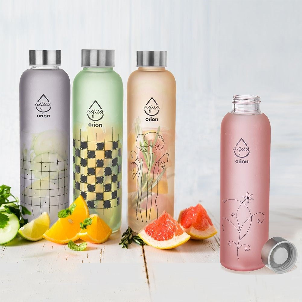 Cuatro botellas de agua de vidrio con rodajas de fruta y una tapa. Una botella está abierta. Las botellas están etiquetadas 'aqua orion'.