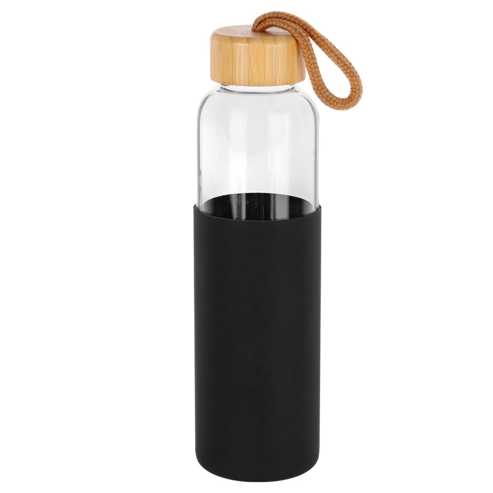 Una botella de agua de vidrio transparente con tapa de madera, funda negra y asa marrón.