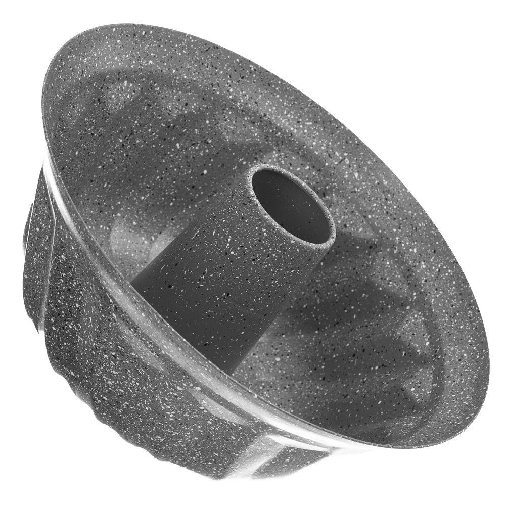 Un molde gris para bizcocho con un tubo central. Tiene una textura moteada y está inclinado, mostrando el interior y el agujero.