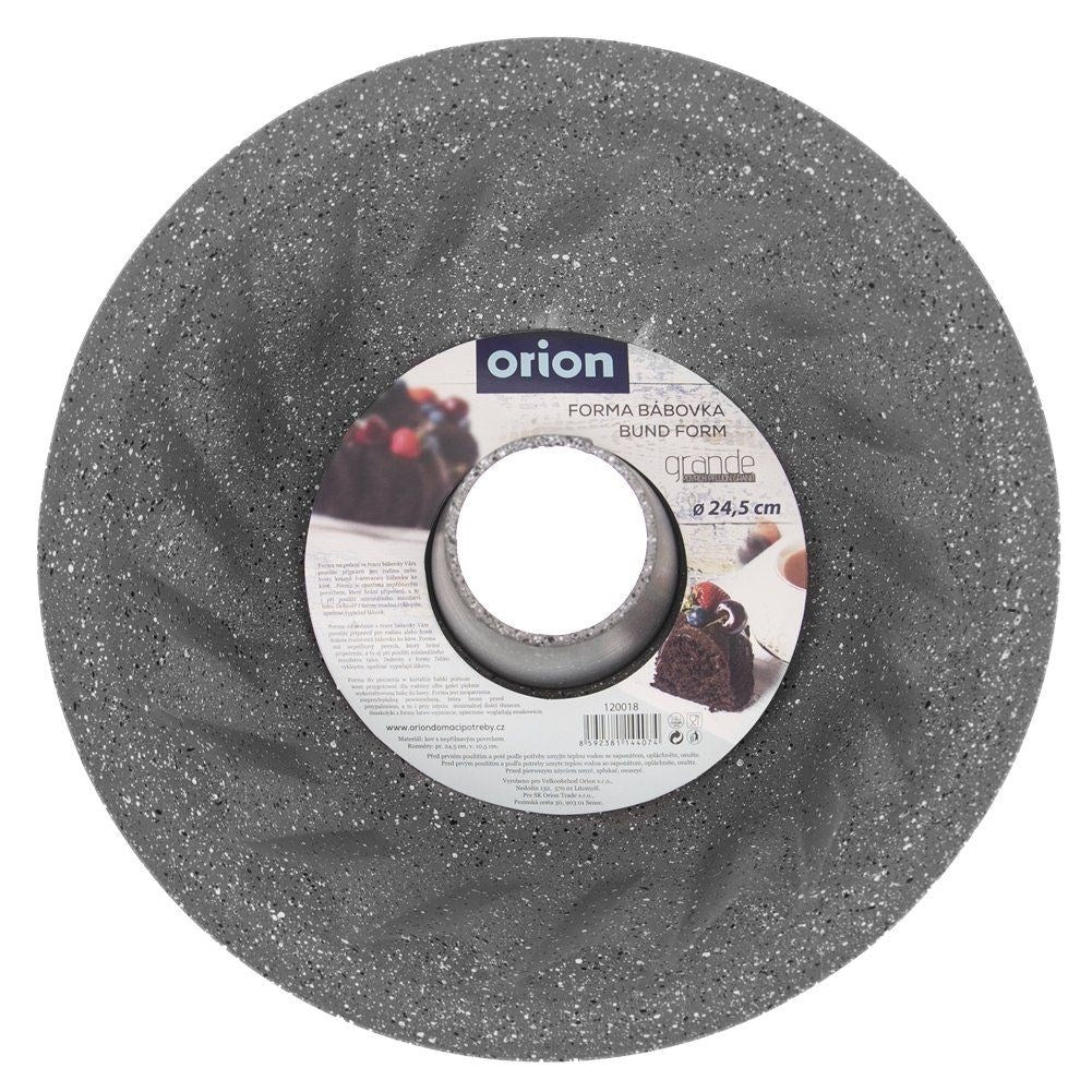Un molde gris para bizcocho con un agujero central. Tiene el logo 'Orion' y texto en checo. La sartén tiene 24,5 cm de diámetro.