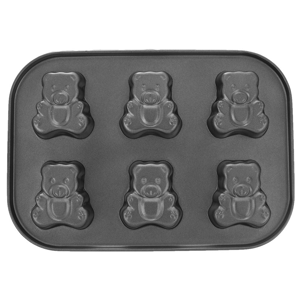 Una bandeja para hornear de metal gris oscuro con seis moldes con forma de oso. Los moldes están vacíos. La bandeja está sobre una superficie blanca.