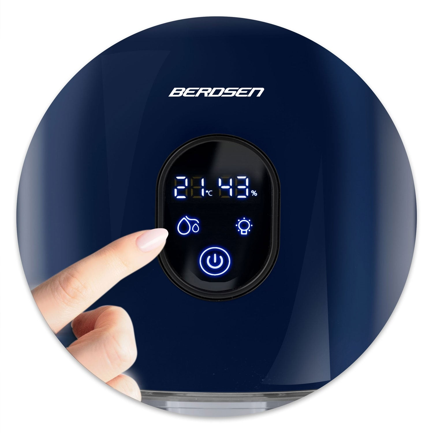 Una mano toca una pantalla digital azul que muestra 21,43%. Se ven iconos de gotas de agua, una bombilla y energía. La marca es Berdsen.